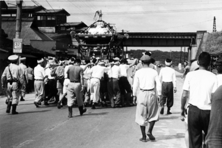 八坂の祭り 1954（1）宮神輿渡御 ‐ 日野駅前