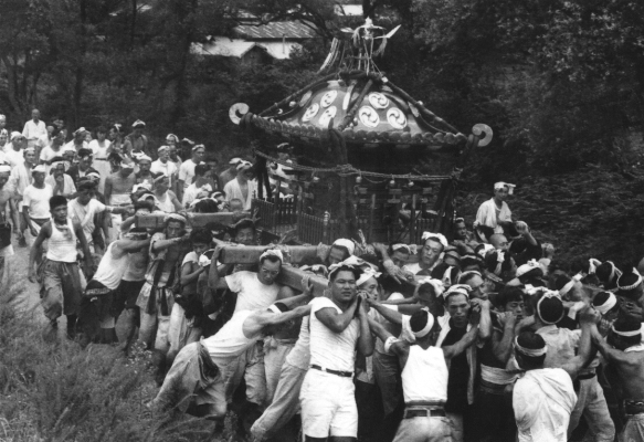八坂神社の祭り 1951（12） 宮神輿 - 古谷栄宅付近