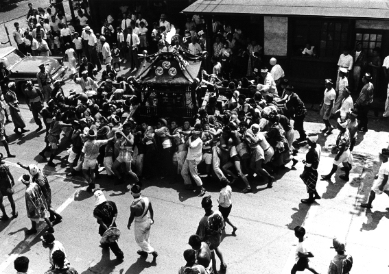 八坂神社の祭り 1950年代（7） 宮神輿 ‐ 日野駅前