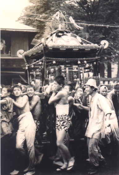 八坂神社の祭り 1956（5）宮神輿 ‐ 八坂神社鳥居東