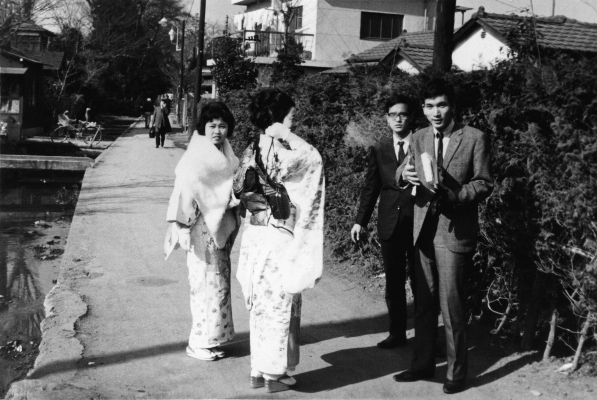 成人式終了後日野駅へ向かう 1965 ‐ 裏の川
