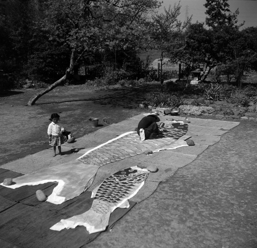 鯉のぼりの鱗描き 1956頃 ‐ 鈴藤人形店