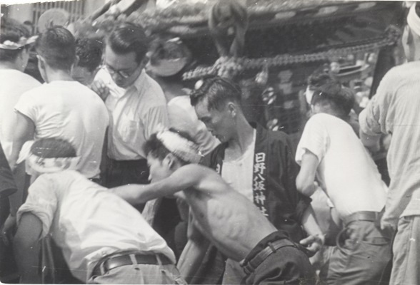 八坂神社の祭り 1955（27）宮神輿 - はるみ料理店前