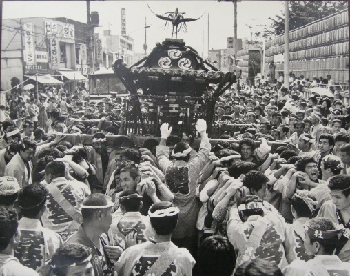八坂神社の祭り 1976 ‐ 宮神輿 ‐ 八坂神社前