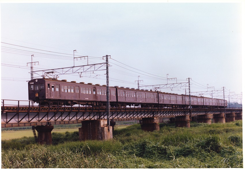 多摩川鉄橋を日野方面に向かう中央線列車