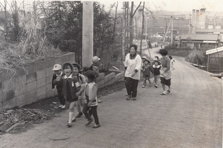 日野第三小学校へ向かう子どもたち 1966