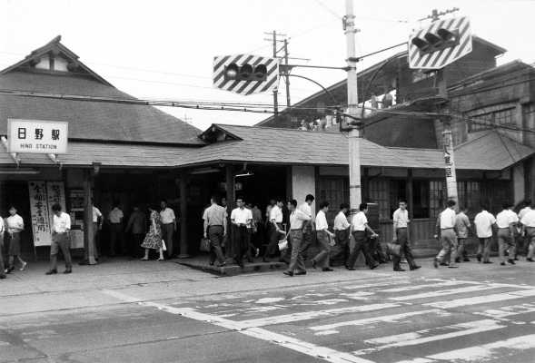 早朝の日野駅 昭和40年代 日野市郷土資料館提供